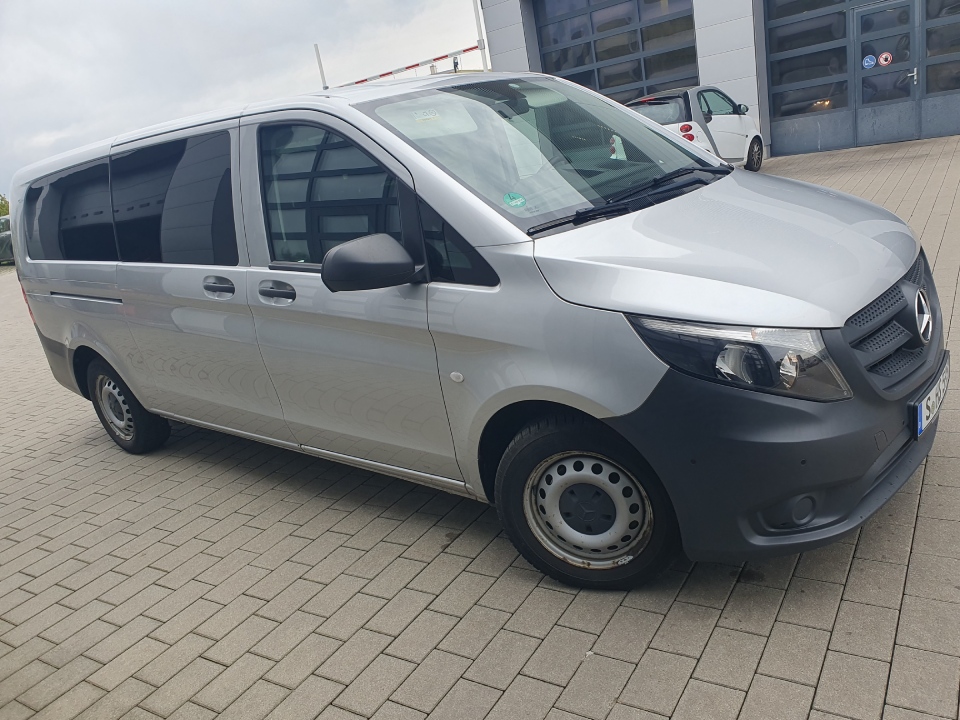 Silberner Van auf Straße